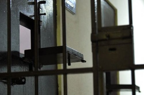 Dostunu qətlə yetirib basdıran qatil həbsdə öldü