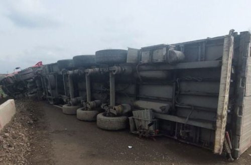 Bakı-Qazax yolunda TIR aşıb, sürücü xəsarət alıb