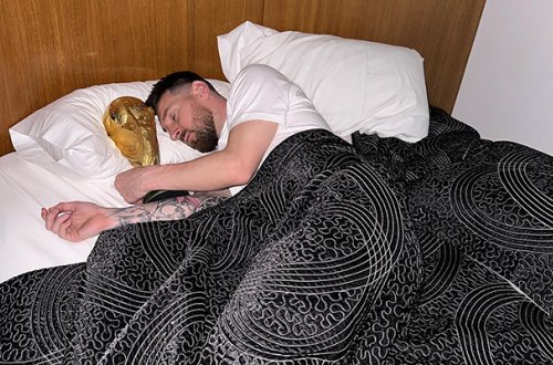 Messi sevincindən kubokla yatdı - Fotolar