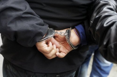 Azərbaycanda vəzifəli şəxsin ailə üzvlərini öldürmək istəyən şəxs hakim qarşısında