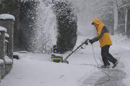 Güclü qar Kanadanın qərbində nəqliyyatın hərəkətini dayandırıb