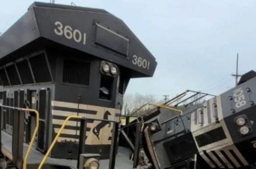 ABŞ-da yük qatarı dəmir yolu keçidində qoşqusunu kəsib