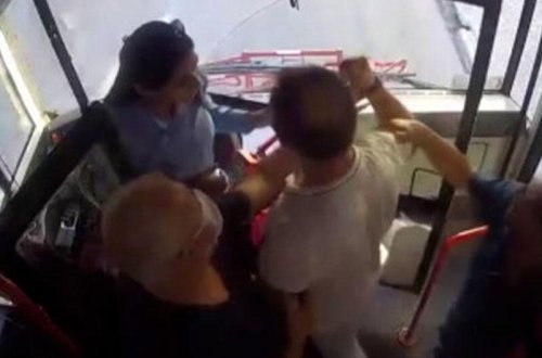 Sərnişin qadın sürücüyə hücum etdi, avtobusa zərər vurdu - VİDEO