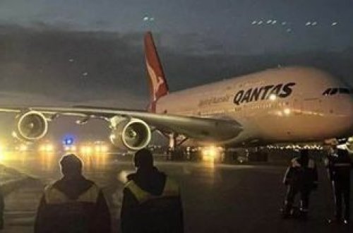 Sinqapur-London reysi Bakıda məcburi eniş edib