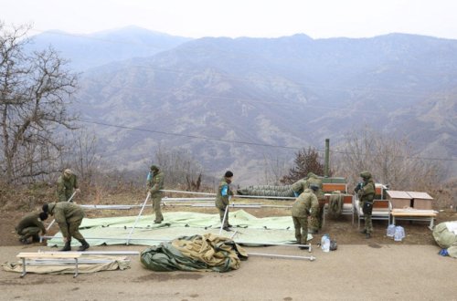 Sülhməramlılar etiraz aksiyasının keçirildiyi ərazidə quraşdırdıqları çadırları sökürlər