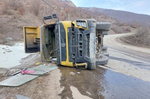 Kəlbəcərdə yük maşını aşdı, sürücü xəsarət aldı