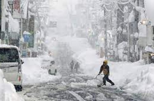 Yaponiyanın şimalında qar çovğunu nəticəsində 19 min ev işıqsız qalıb