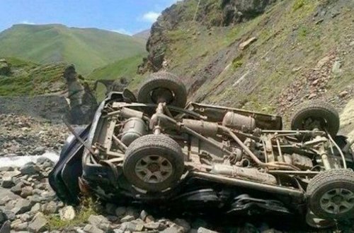 Qəbələdə avtomobil dərəyə aşıb, ölən və xəsarət alan var