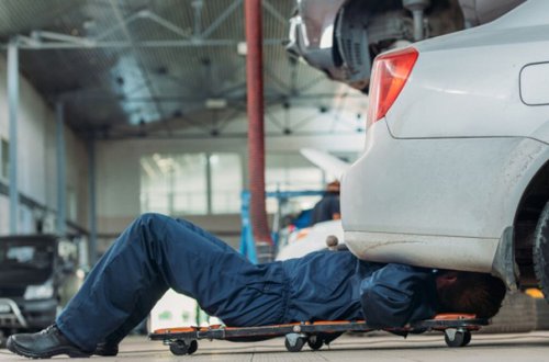 Təmir etdiyi avtomobilin altında qalaraq öldü