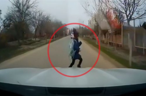 Yolu keçən məktəbli son anda ölümdən döndü - VİDEO