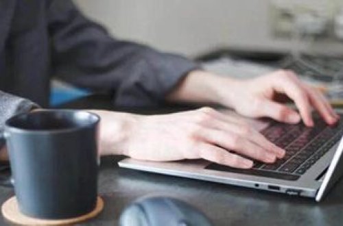 Ofis kompüterindən 275 saat oyun oynadı, maaşı kəsildi