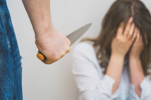 Anasını başqa kişiyə yazdığı mesaja görə bıçaqladı