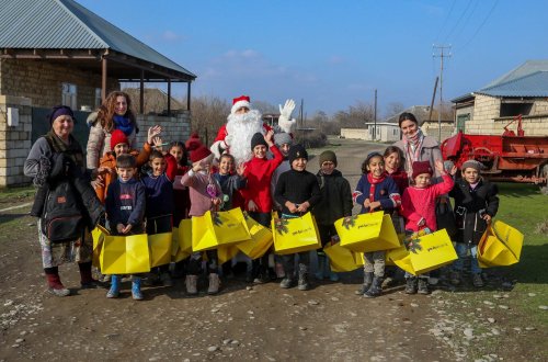 Yelo Bank-dan ucqar kəndlərdə yaşayan uşaqlara Yeni İl sürprizi