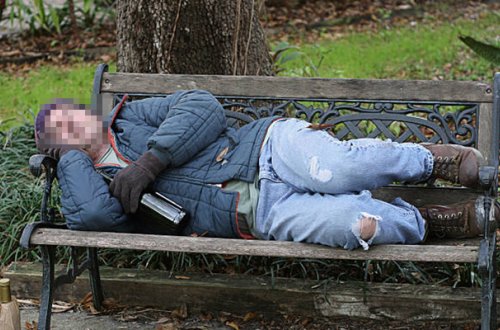 İçib tanımadığı həyətə girdi, yatıb qaldı