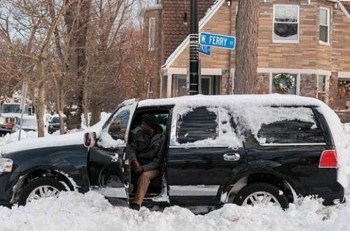 ABŞ-da avtomobili fırtınada qalan qadın kömək gözləyərkən soyuqdan ölüb
