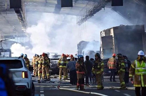 Cənubi Koreyada dəhşətli qəza sonrası yanğın baş verib: 5 ÖLÜ, 37 YARALI
