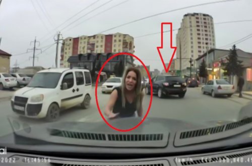 Bakıda qoçu xanım sürücü peyda oldu: Yolu kəsib maşına zərbələr endirdi - VİDEO