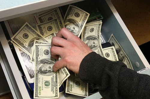 Sumqayıtda mağazadan 16 min manat və 5 min dollarlıq oğurluq edilib