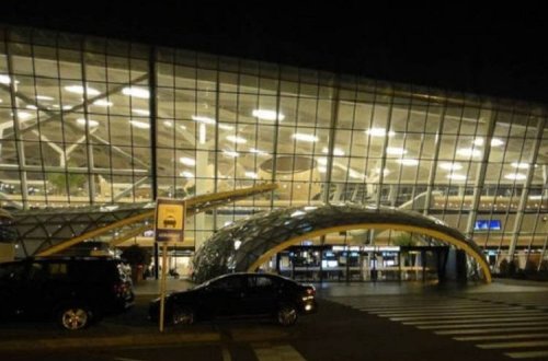 Bakı aeroportunda DƏHŞƏT: Qayınata yeznəsini baltaladı - VİDEO