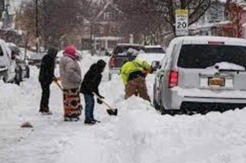 ABŞ-da qar təmizləyənlər mağazaları qarət edirlər