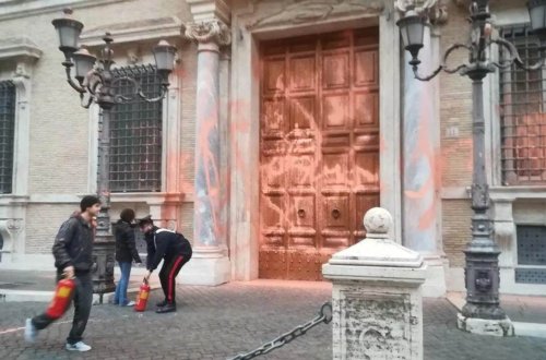 İtaliyada iqlim fəalları Senat binasına hücum etdi: 5 NƏFƏR SAXLANILDI 