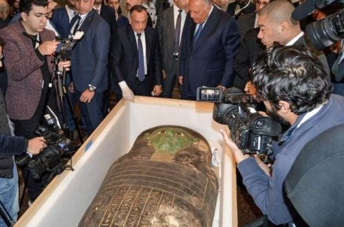 ABŞ-a qaçaqmalçılıq yolu ilə aparılan 2700 illik sarkofaq qapağı Misirə gətirildi