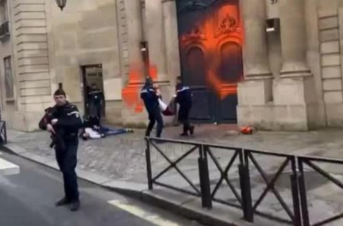 Ekofəallar Fransa Baş nazirinin iqamətgahının darvazalarına boya atıblar