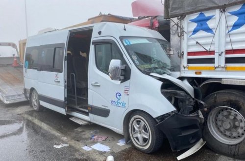 Türkiyədə şagirdləri daşıyan avtobus qəzaya düşüb, ölən və yaralananlar var