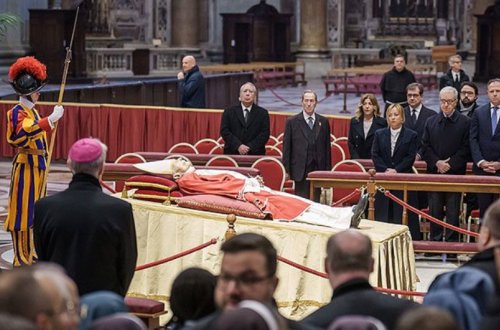 Vatikanda Papa XVI Benediktin dəfn mərasimi keçirilir