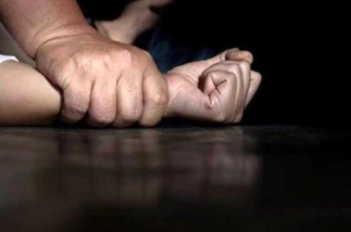 Ögey nəvəsinə təcavüz edən şəxs danışdı: “Evdə hamam xalatı ilə gəzirdi”