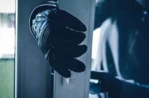 Evə girən oğrular əşyaları daşımaq üçün polis çağırıblar