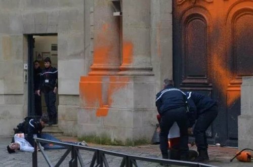 Fransada iqlim fəalları tərəfindən Baş Nazirlik binasına boyalı hücum ediliblər