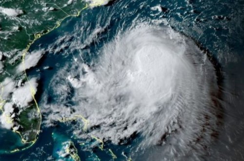 Kaliforniyada güclü fırtına səbəbindən 180 minə yaxın ev işıqsız qalıb