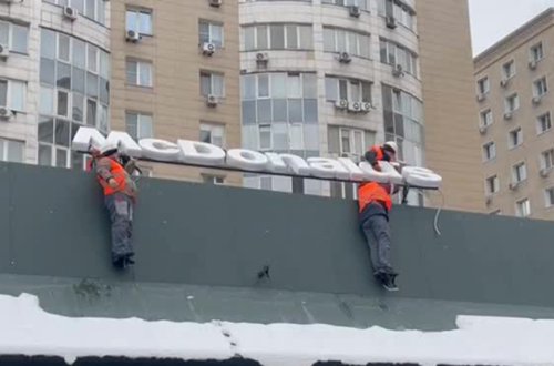 Qazaxıstanda “McDonald's” lövhələri belə söküldü - Video