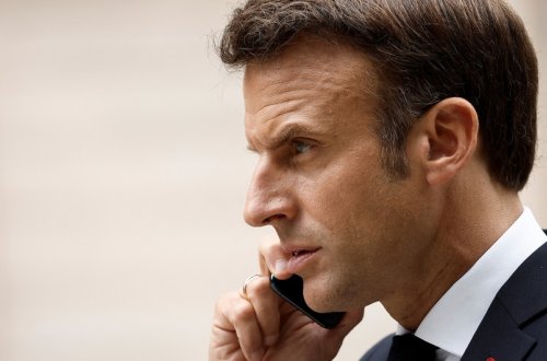 Makron hərbi qadağanı pozub