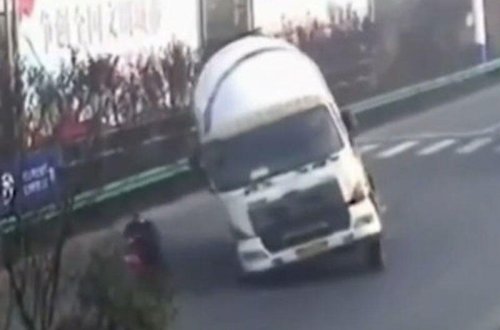 Motosikletçi betonqarışdıran maşınının altında qalmaqdan son anda xilas oldu - ANBAAN VİDEO