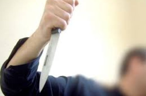 Azərbaycanda məktəbli oğlan anasının sevgilisini bıçaqladı