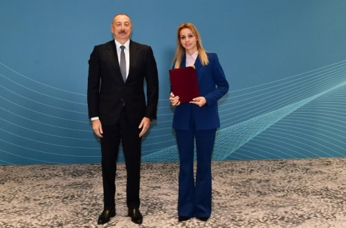 Prezident ona ev verdi (FOTO)