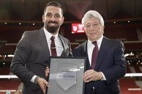 Atletiko Madrid Arda Turana plaket təqdim edib