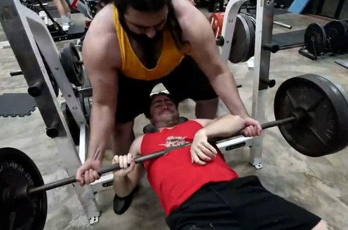 Canlı yayımda həyəcanlı anlar: Bloqerin sinəsinə ştanq düşdü - VİDEO