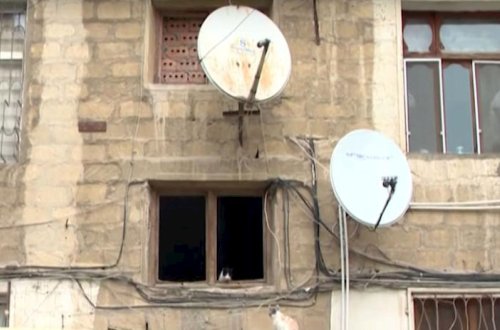 Bakıda FACİƏ: kişi özünü antenadan asdı