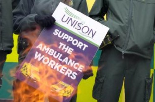 İngiltərə və Uelsdə minlərlə təcili yardım işçisi tətilə çıxdı