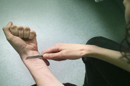 Azərbaycanda qadına şər atdılar: özünü doğradı