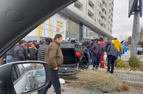 Bakıda avtomobil qəza törədərək aşıb, xəsarət alan var