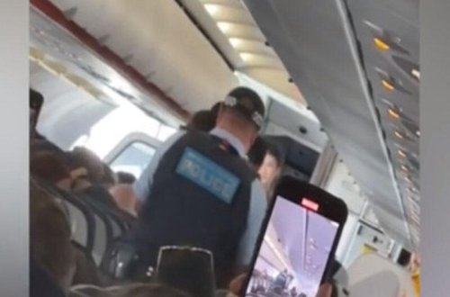 Sərxoş qadın mahnı sədaları altında təyyarədən düşürüldü - VİDEO