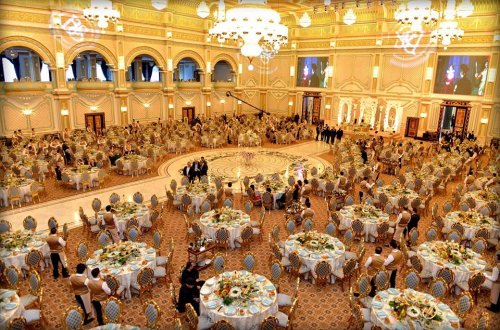 Bakıda toy zamanı oğurluq edən şəxs kameraya düşdü - Qadının çantasını... - VİDEO