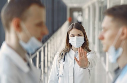 ÜST koronavirus xəstələrinin on gün müddətinə təcrid olunmasını təklif edir