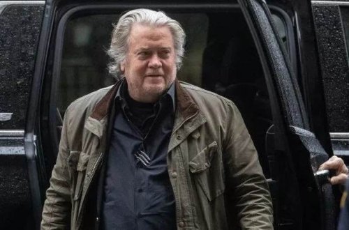 ABŞ prezidenti Trampın keçmiş müşaviri Bannon məhkəmə qarşısına çıxıb