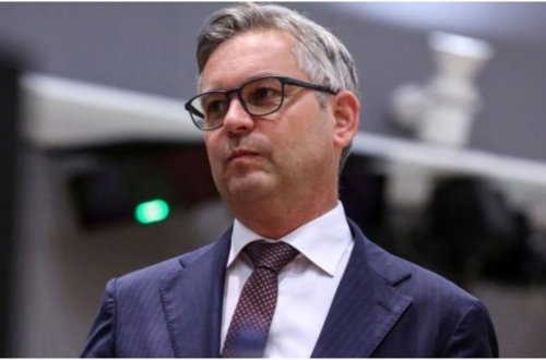 Avstriyanın maliyyə naziri yol qəzasına düşüb, ağır xəsarət alıb