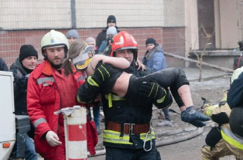 Ukraynada qadın dağıntılar altından belə xilas edildi - Fotolar